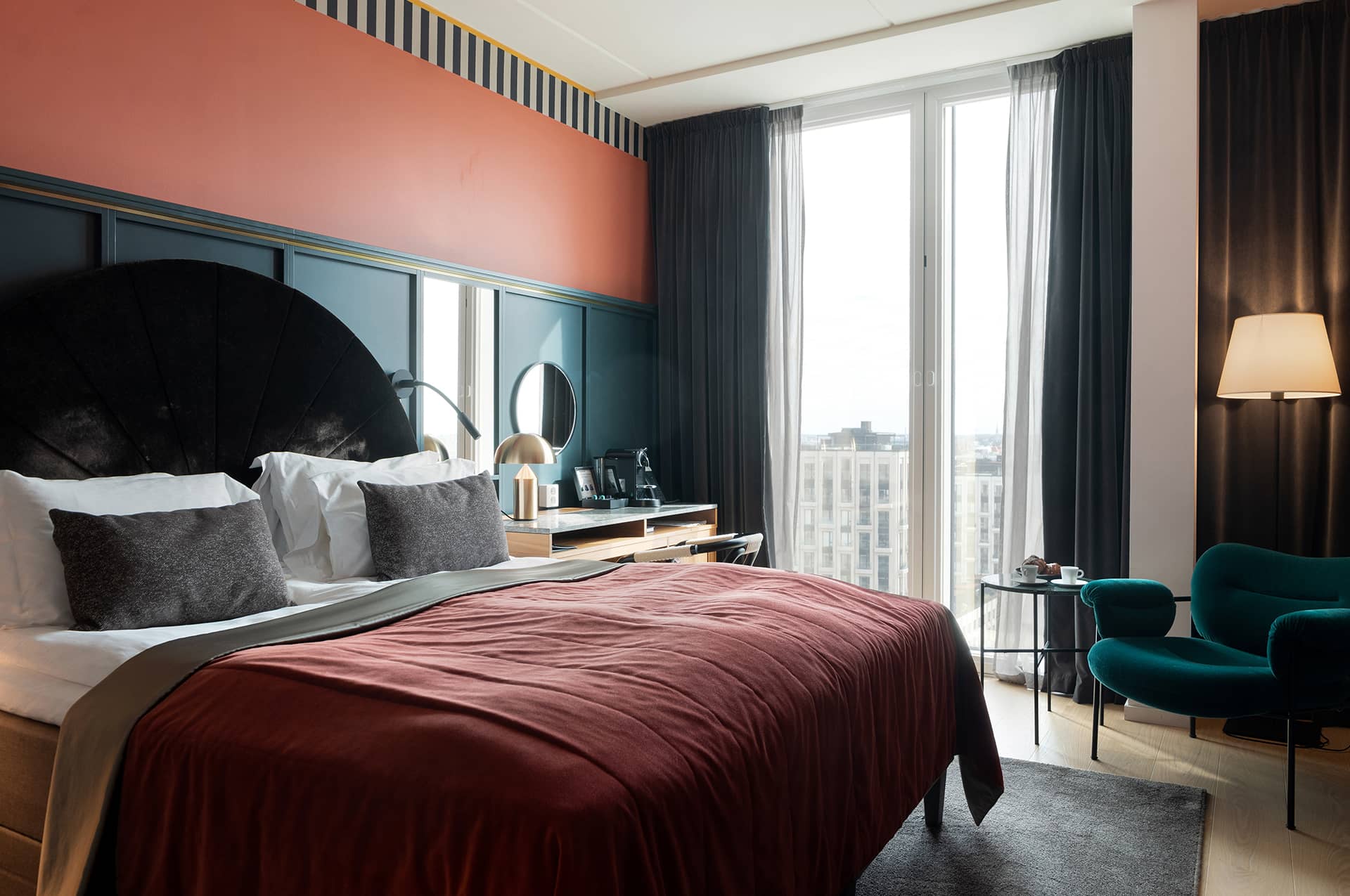 Bild på rum med dubbelsäng med gavel i svart sammet