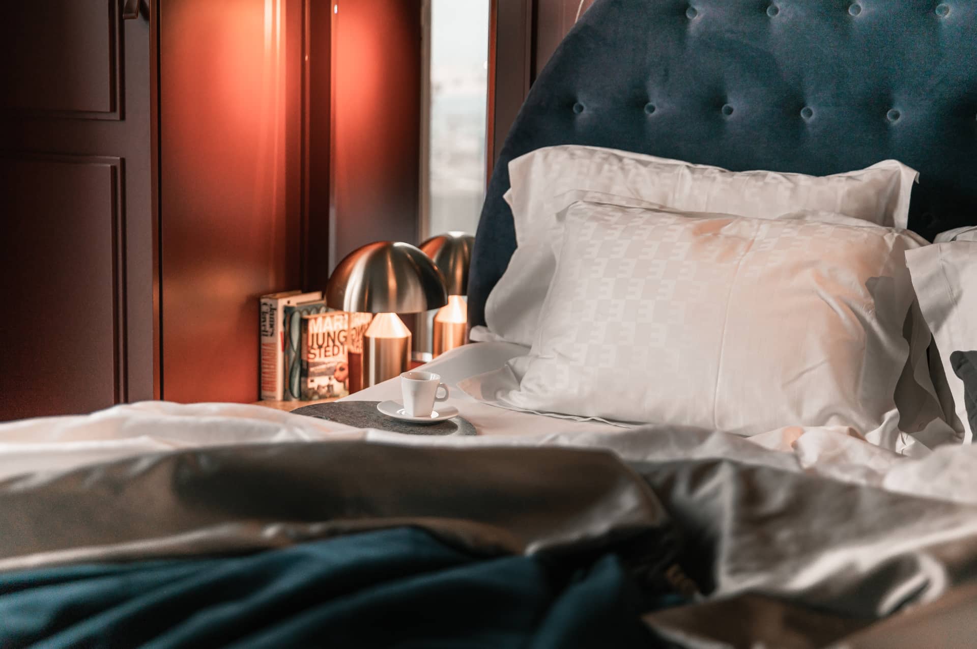Hotellsäng med kaffekopp