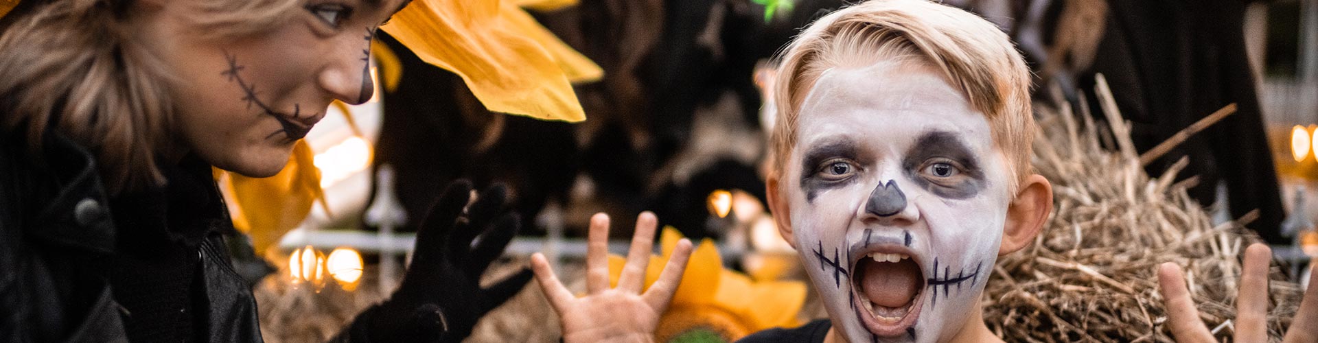 Utklädd pojke som firar halloween