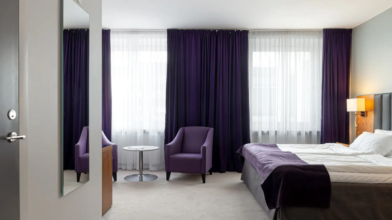 Hotellrum med säng och mysig belysning