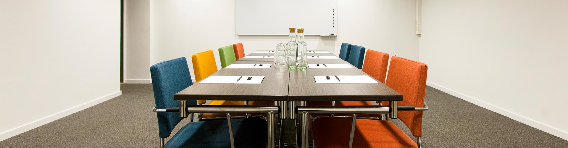 Konferensrum med färgglada stolar