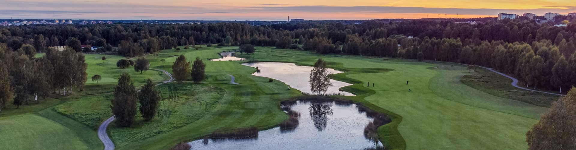 Golfbana i kvällsljus