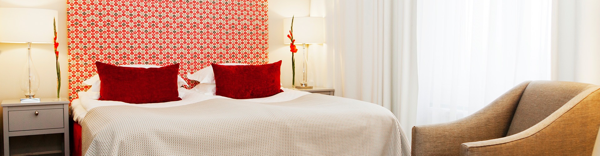 Hotellrum med fint bäddad säng