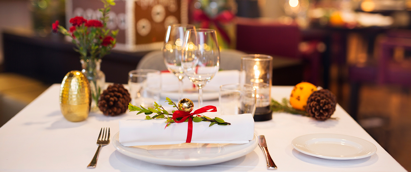 Restaurangbord med juldekorationer