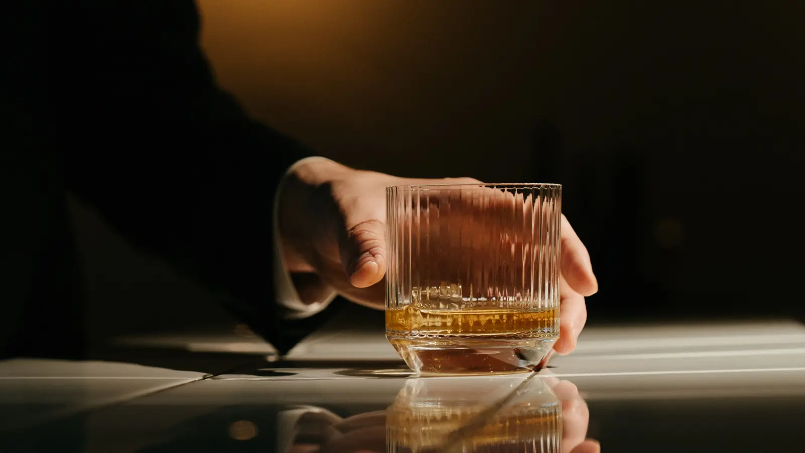 En man som håller i ett whiskeyglas