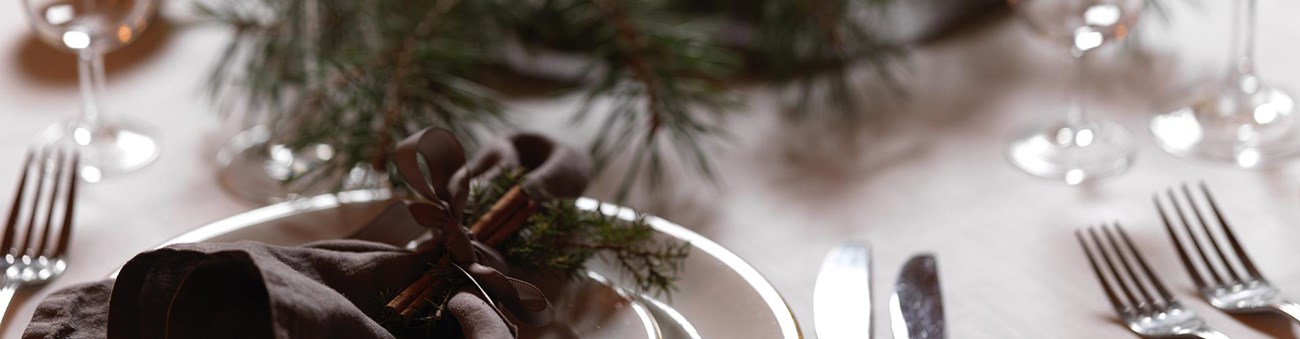 Restaurangbord med juldekorationer