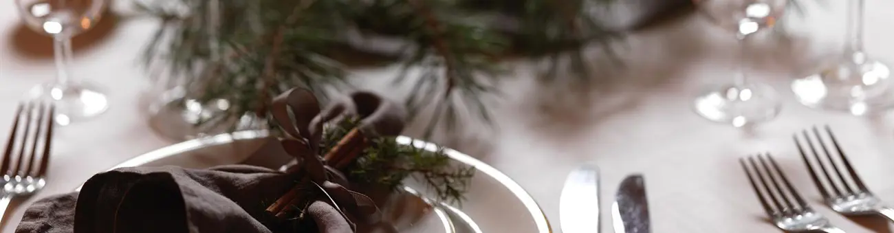 Restaurangbord med juldekorationer