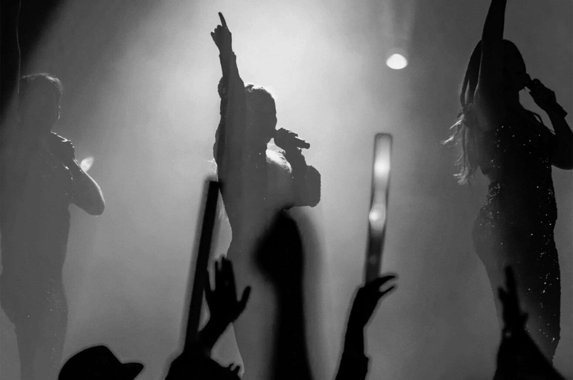 Människor som uppträder på scen