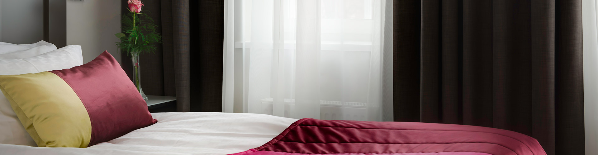 Hotellrum med fint bäddad säng