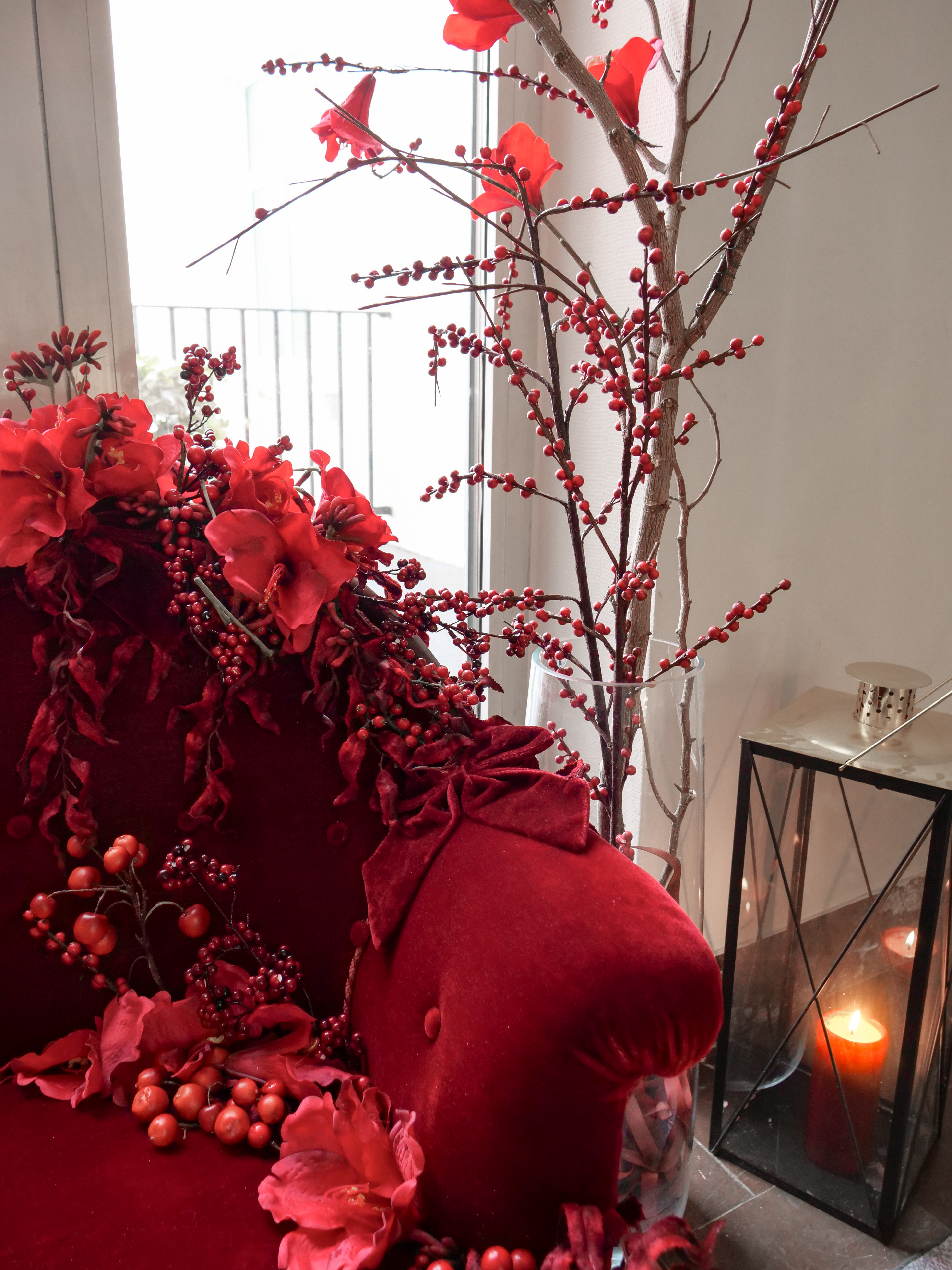 Elegant kristallkrona med gnistrande glasprismor och detaljerat guldarbete i en klassisk interiörinställning.