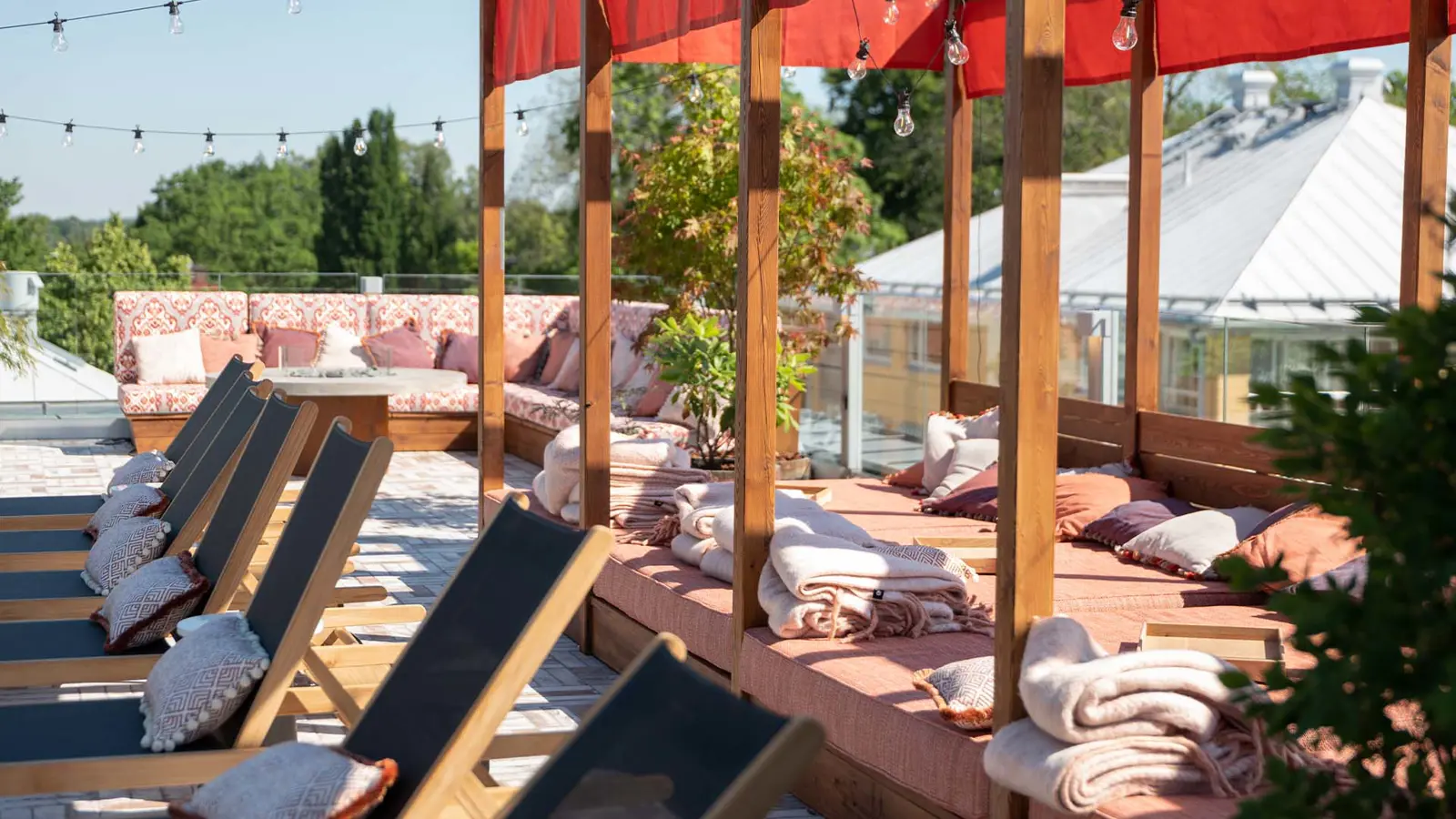 Solsängar på rad på ett soligt Rooftop by Vana