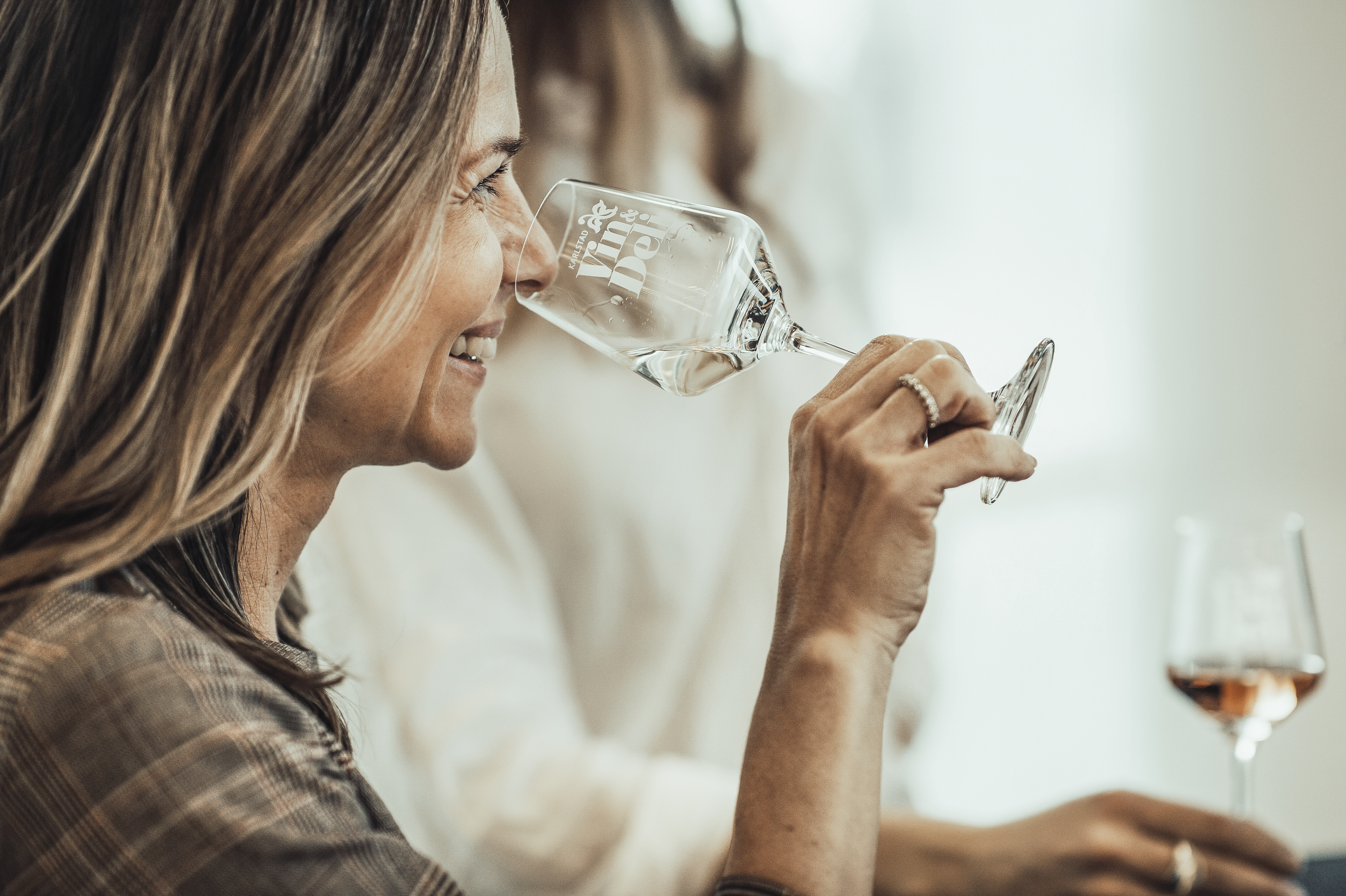 Kvinna som dricker vitt vin