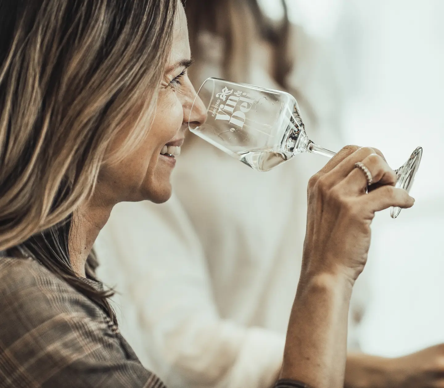 Kvinna som dricker vitt vin