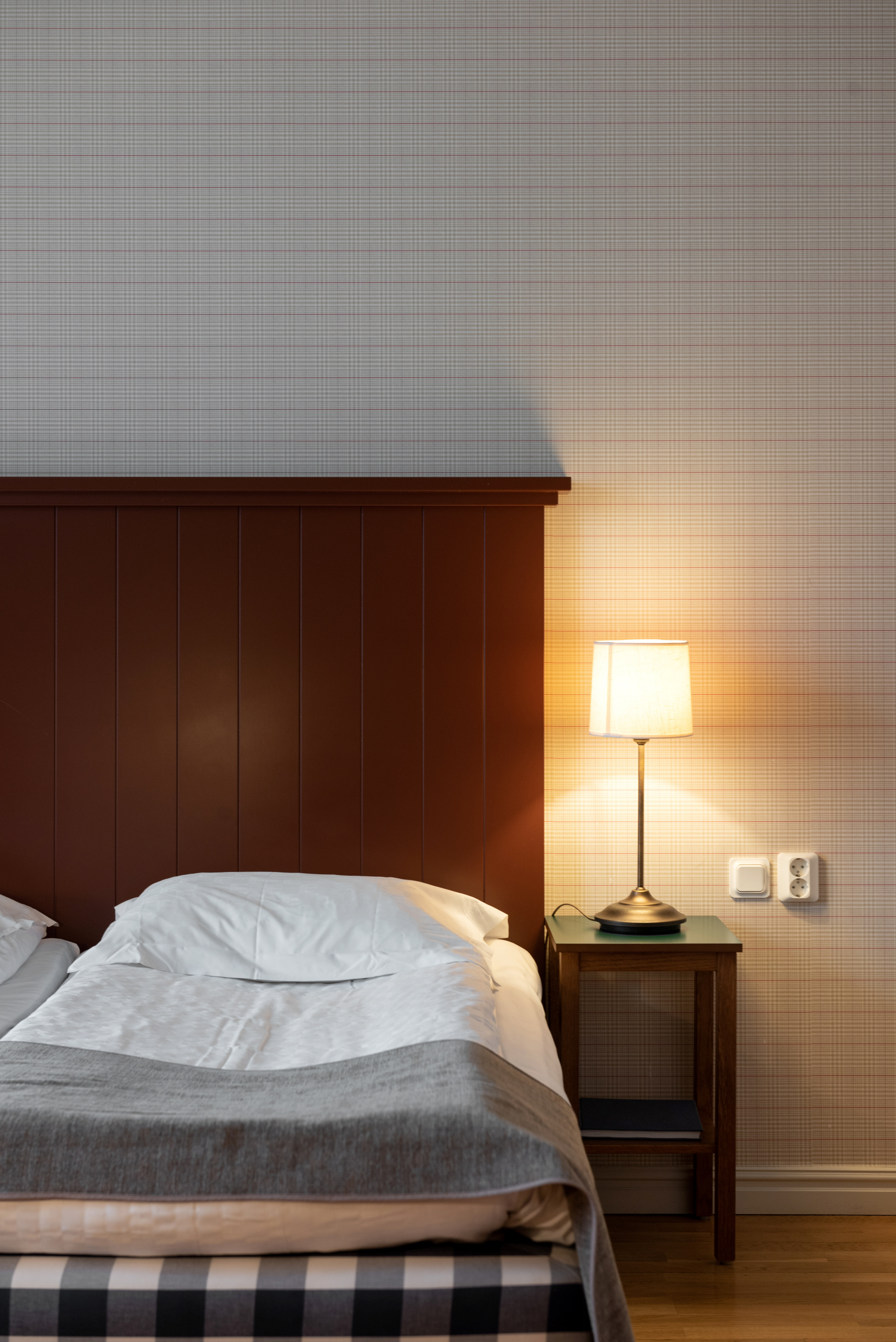 Säng i hotellrum Bishops Arms i Köping