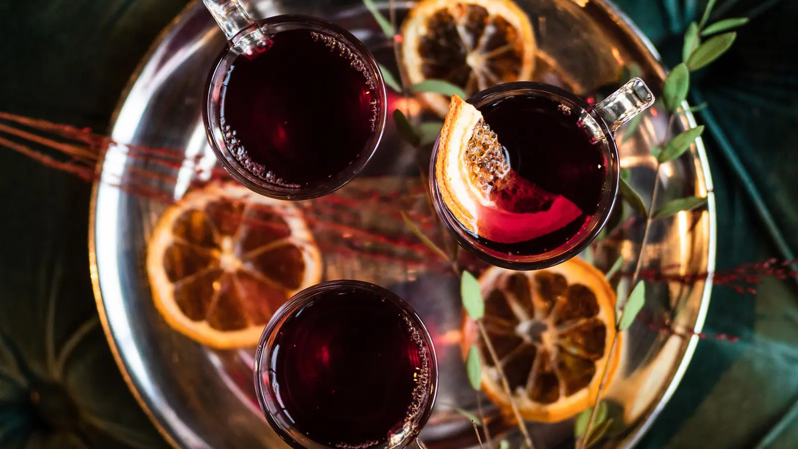 Ett fatt med glögg och uppskurna apelsiner
