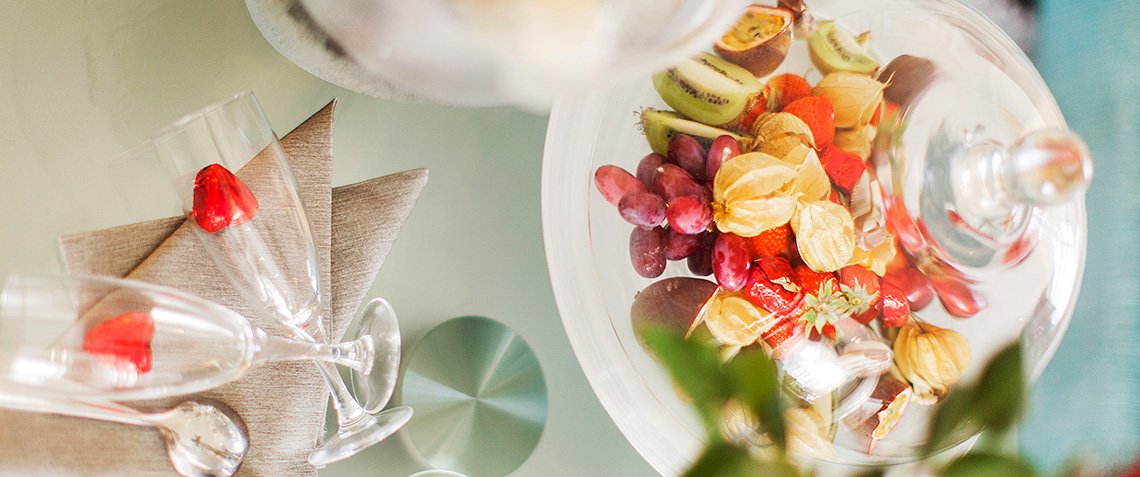 Stort fruktfat med jordgubbar, vindruvor, stjärnfrukt, physalis, kiwi, choklad och passionsfrukt