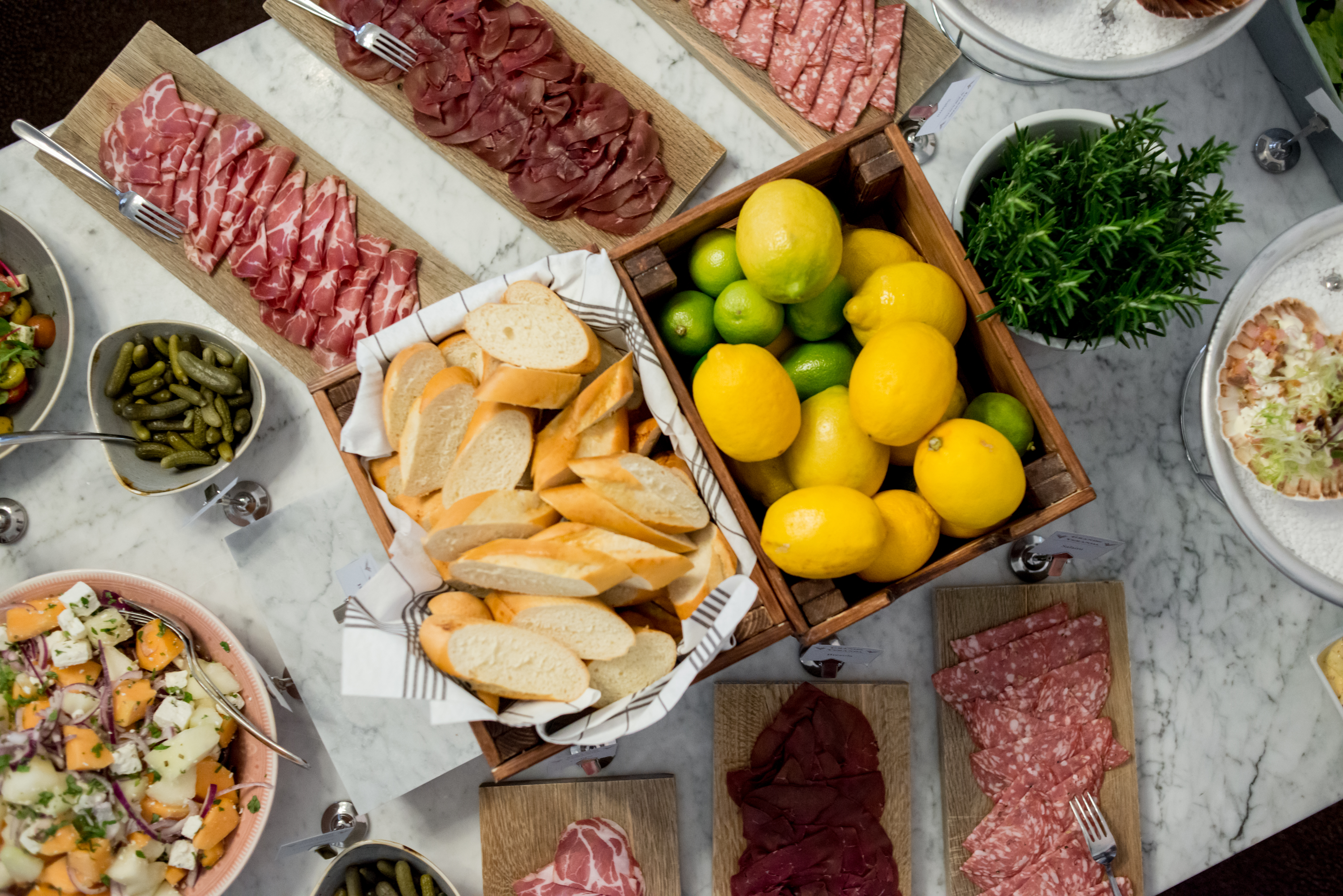 Träbricka med varierat utbud av snacks