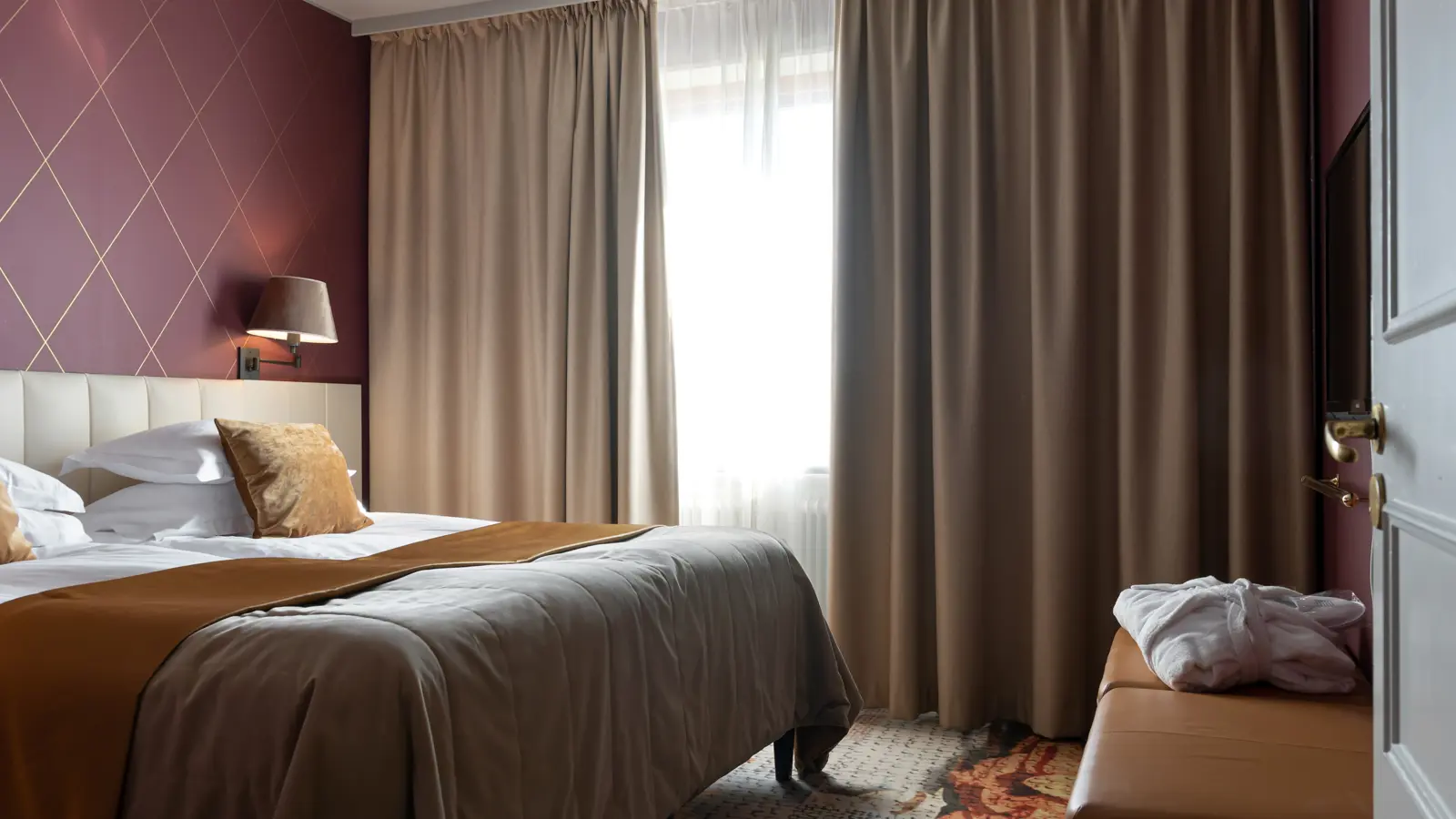 Ett hotellrum med dubbelsäng och skrivbord