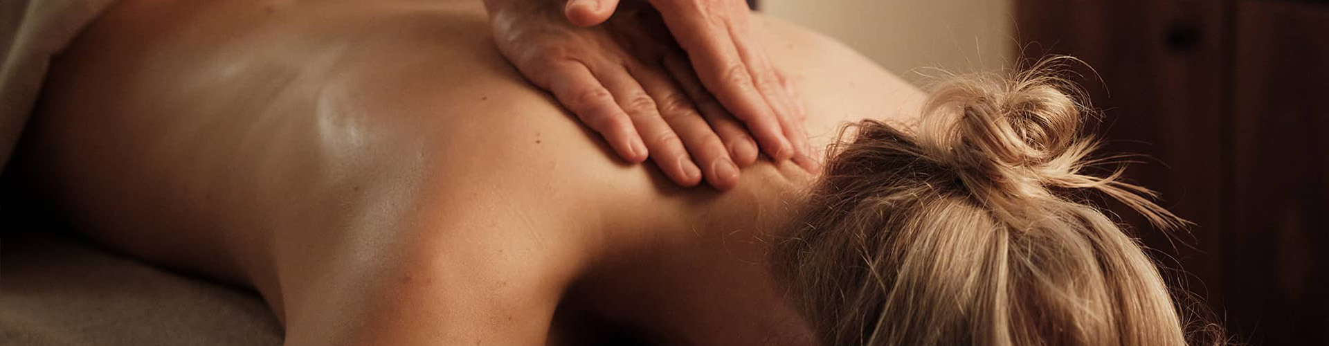 En kvinna som masseras på spa