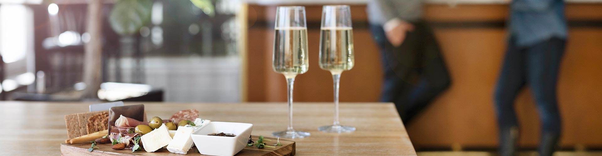 Ost- och charkbricka samt champagne i glas