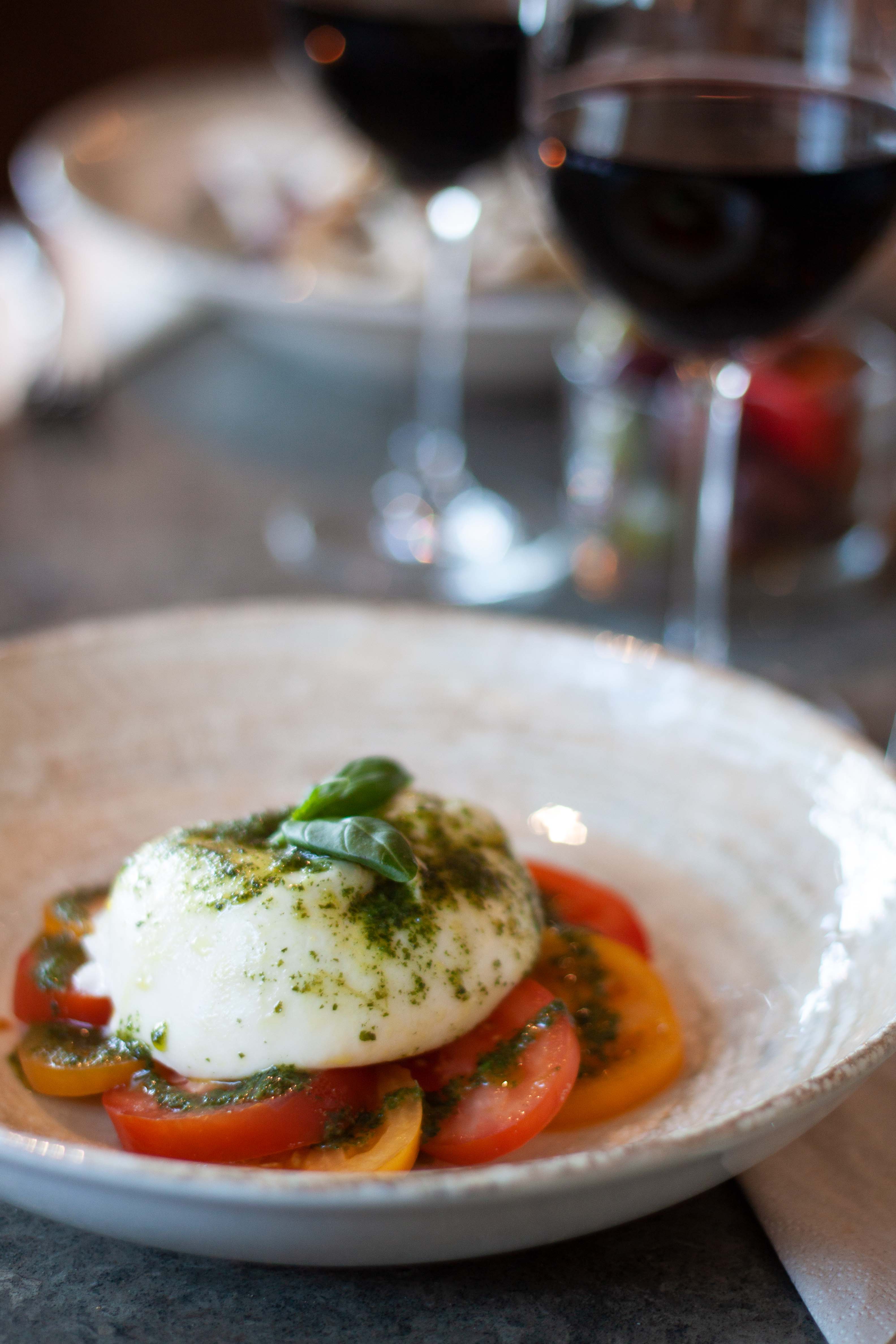 Pizza på en tallrik