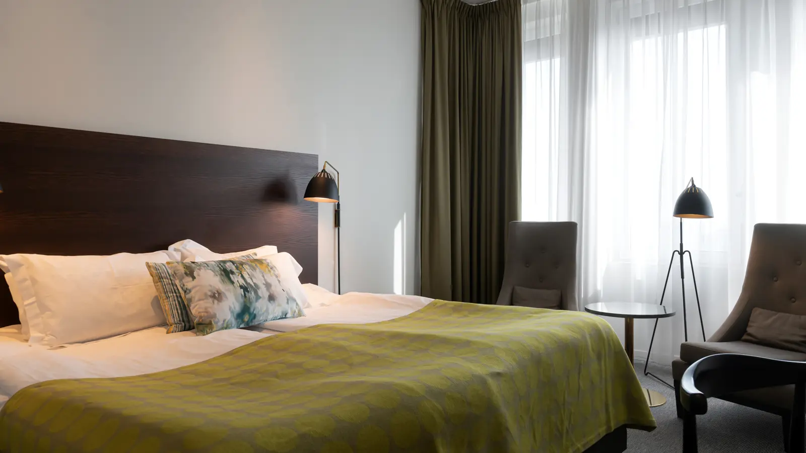 Ett hotellrum med dubbelsäng och skrivbord