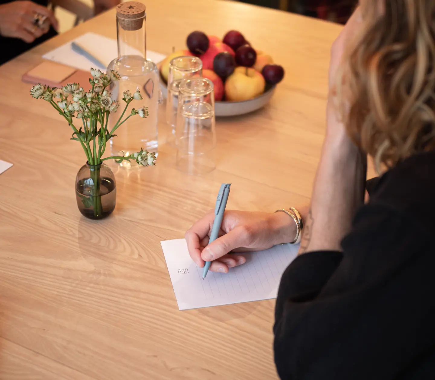 Ett konferensrum med ett lounge-område och en skärm