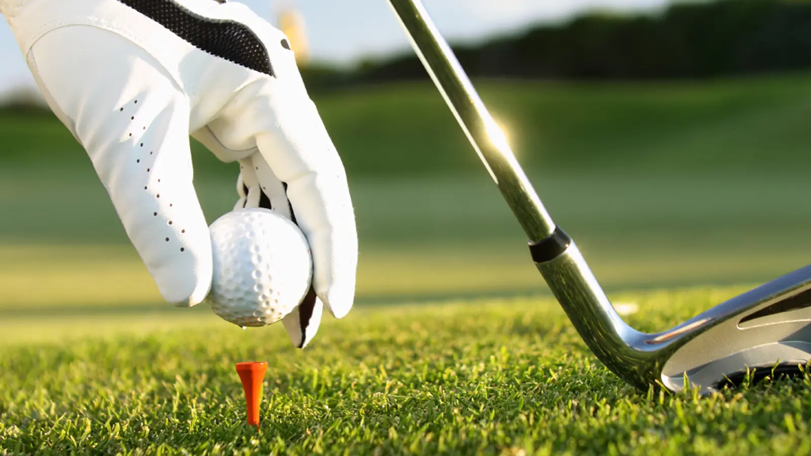 En golfspelare ställer ner sin boll