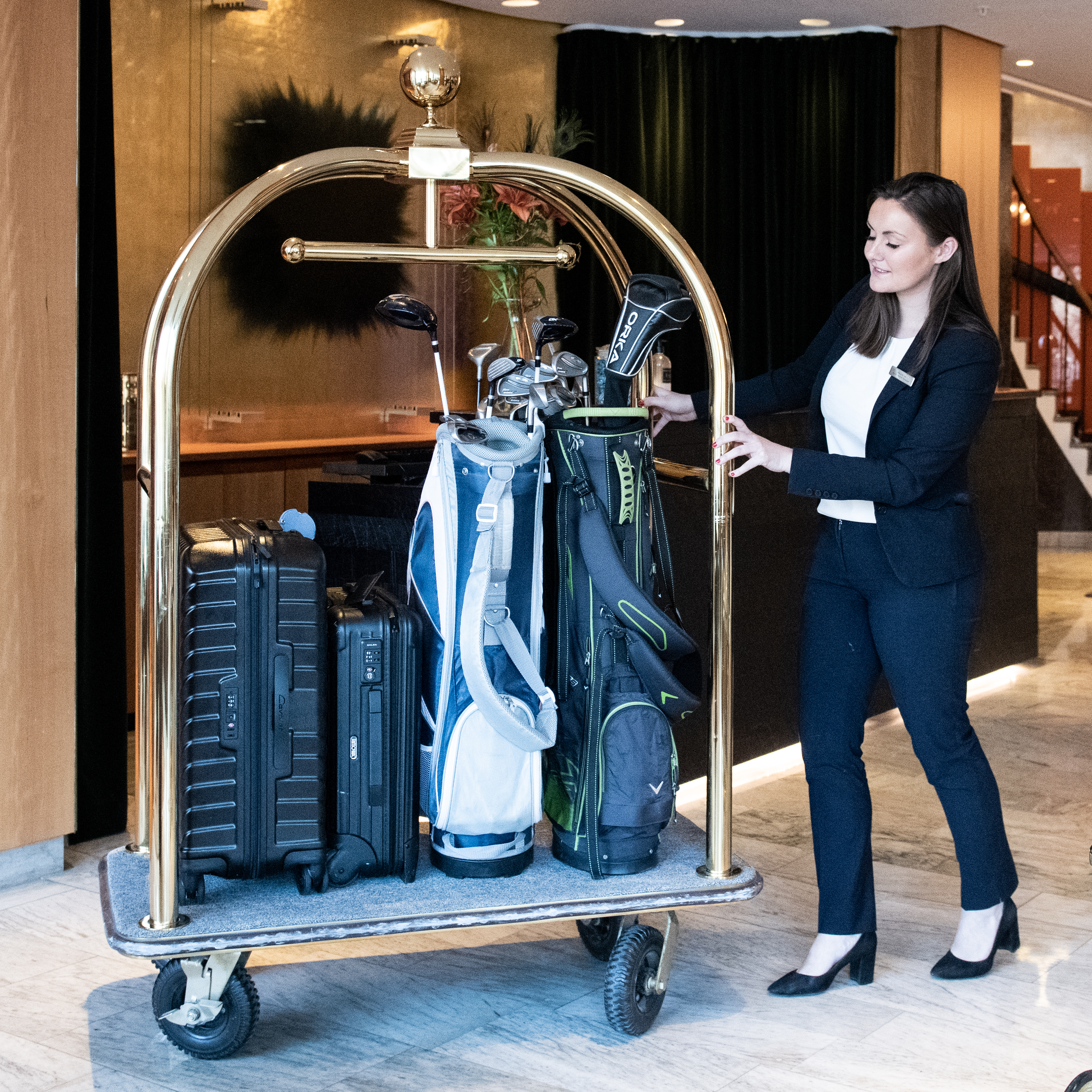 Tre personer som spelar golf med utsikt över vatten