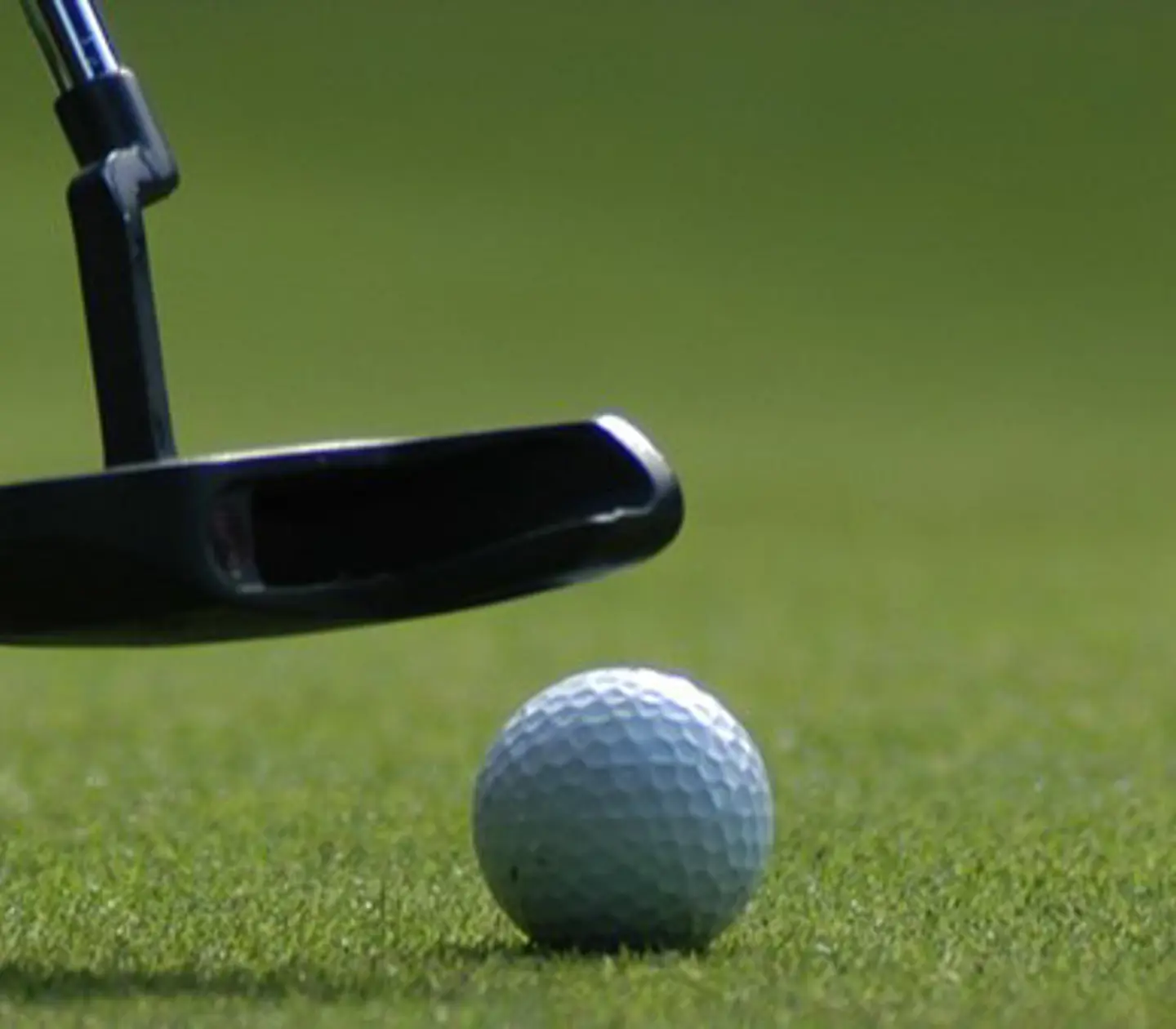 Putter och golfboll