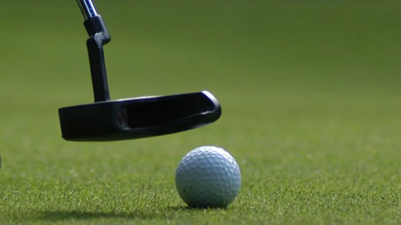 Putter och golfboll