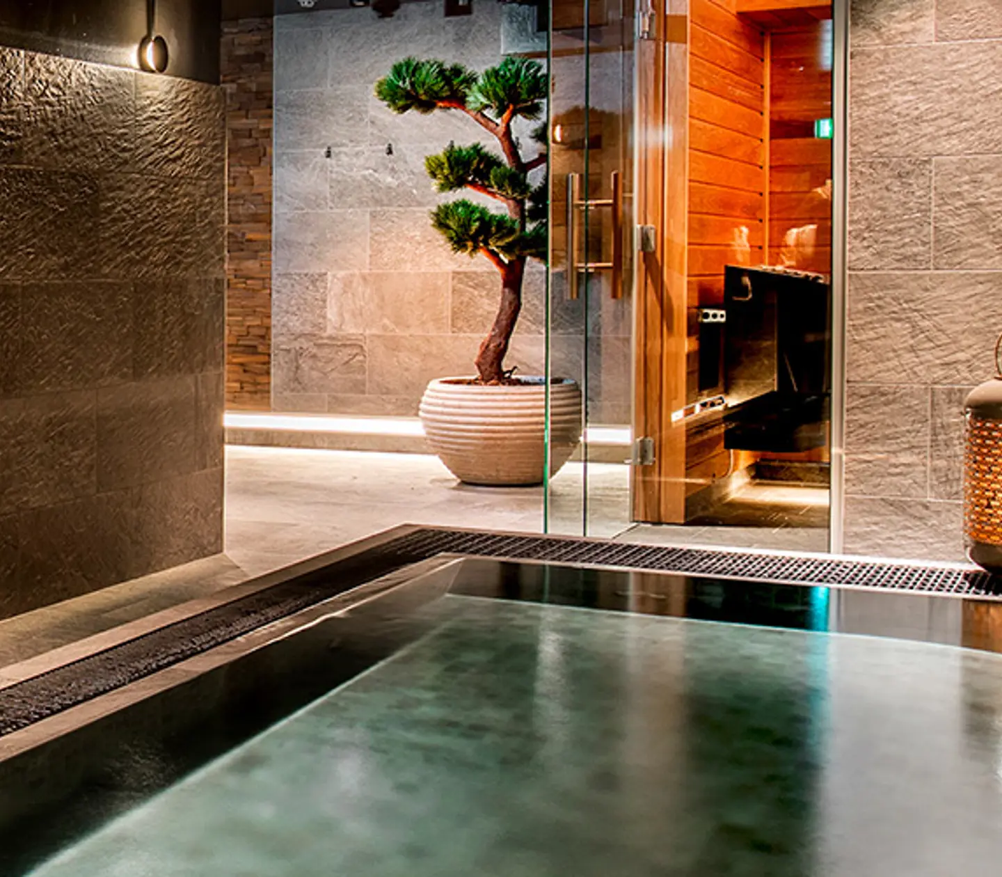 Pool, och relaxdel med stolar på Lilla Valvet Spa och Gym