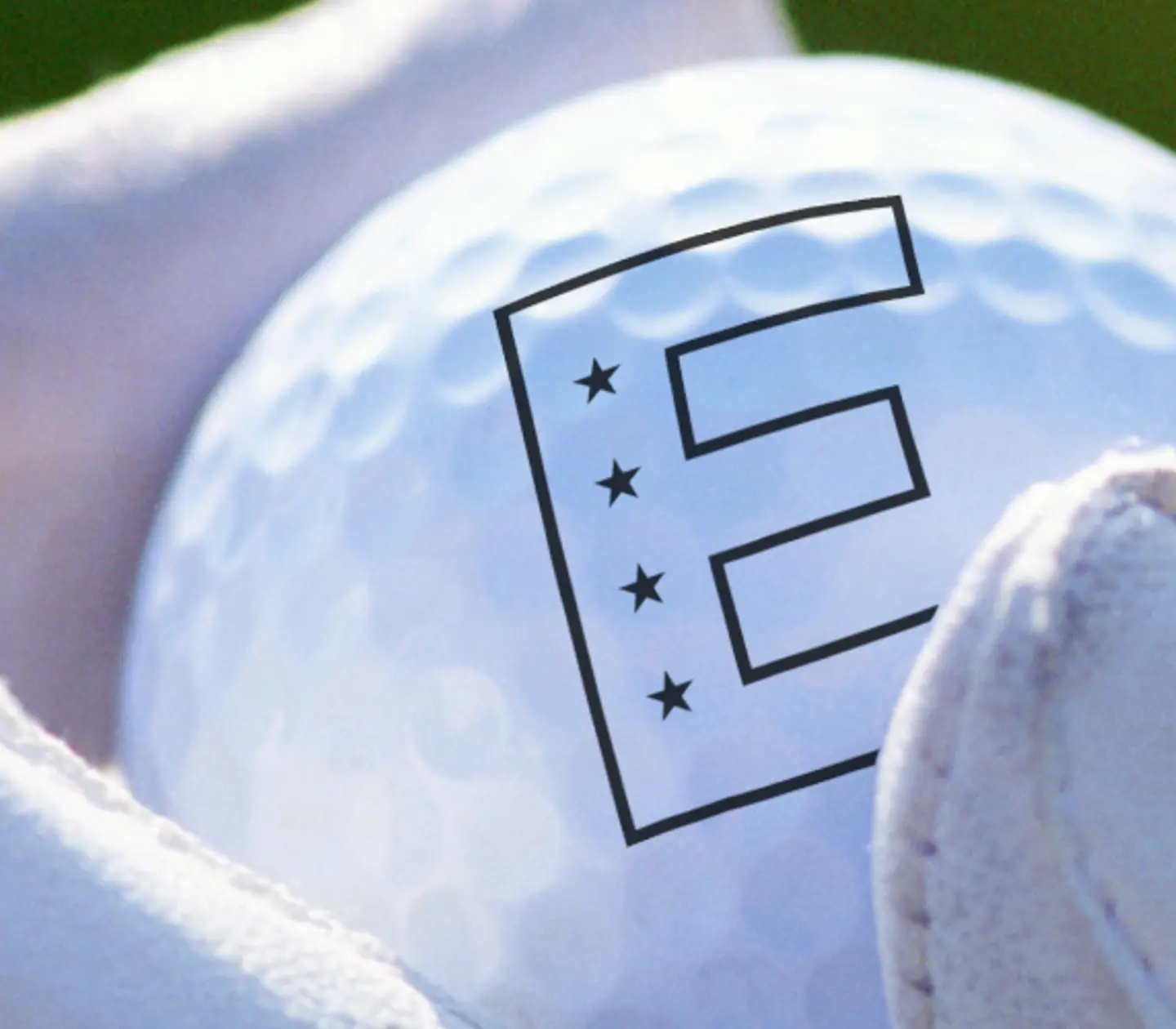 Hand som håller i en golfboll