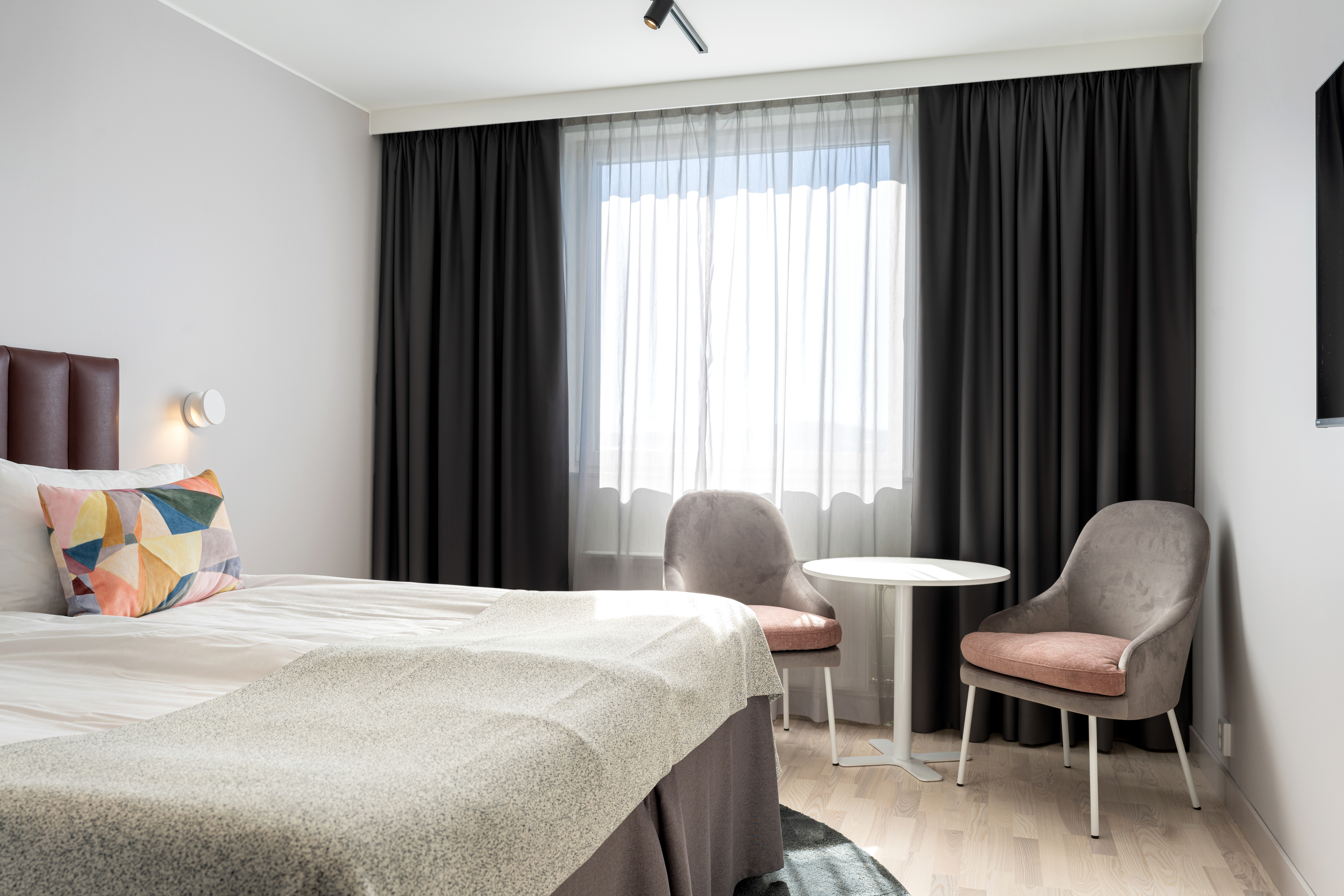 Ett hotellrum med utsikt och skrivbord