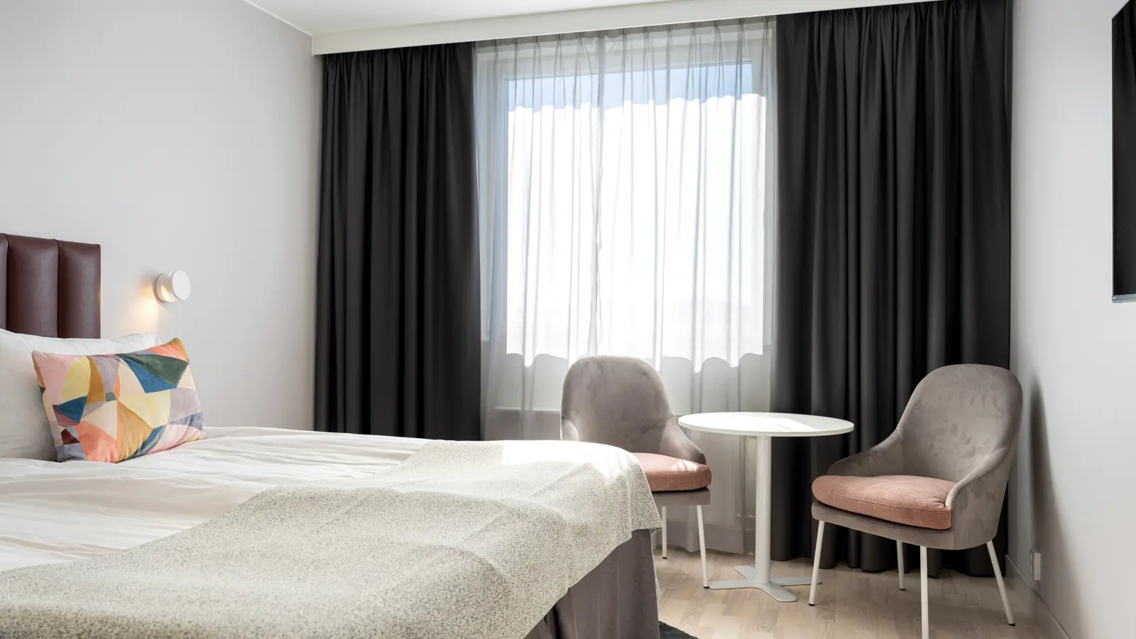 Ett hotellrum med utsikt och skrivbord