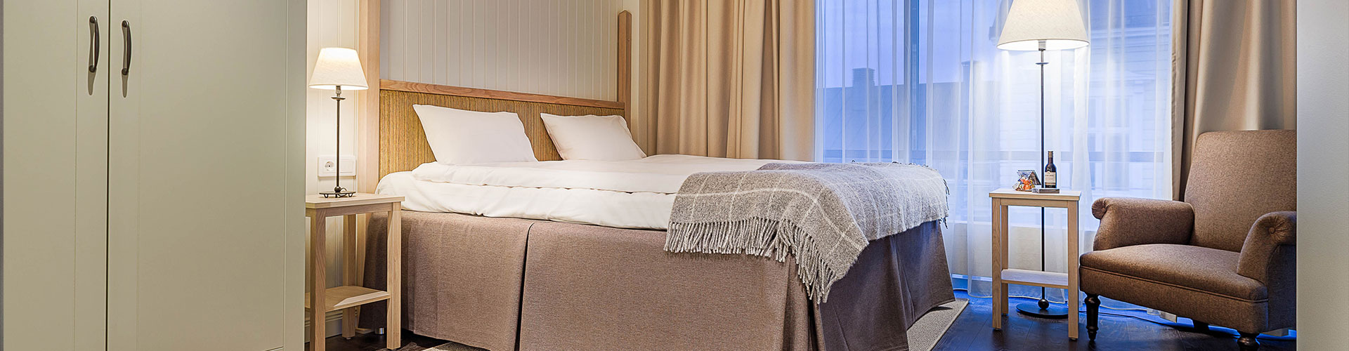 Ett dubbelrum med stora fönster