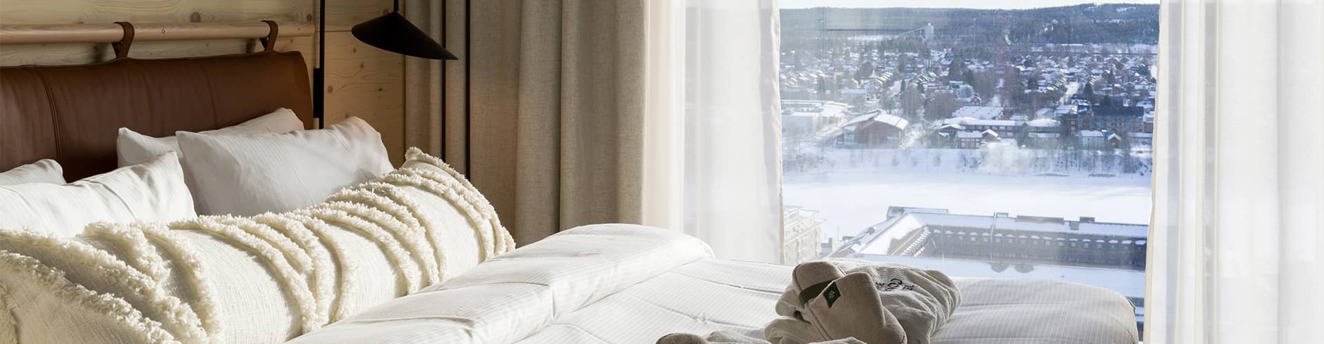 Mysigt hotellrum med utsikt över vinterlandskap