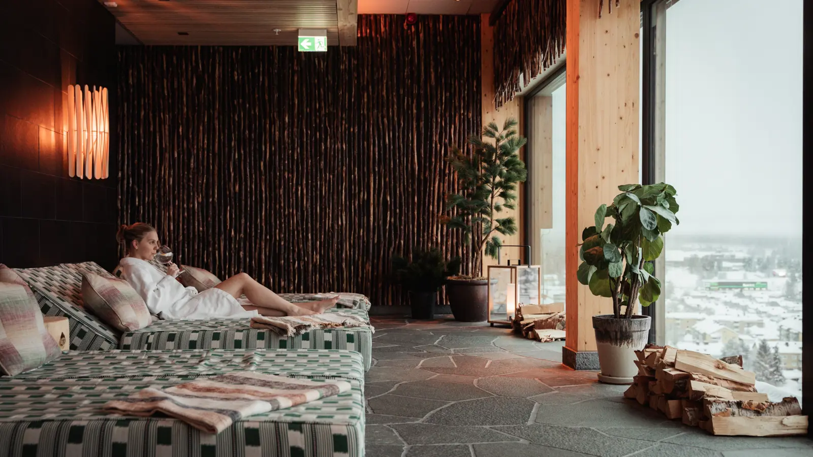 Kvinna i utomhuspool med ett glas bubbel i handen