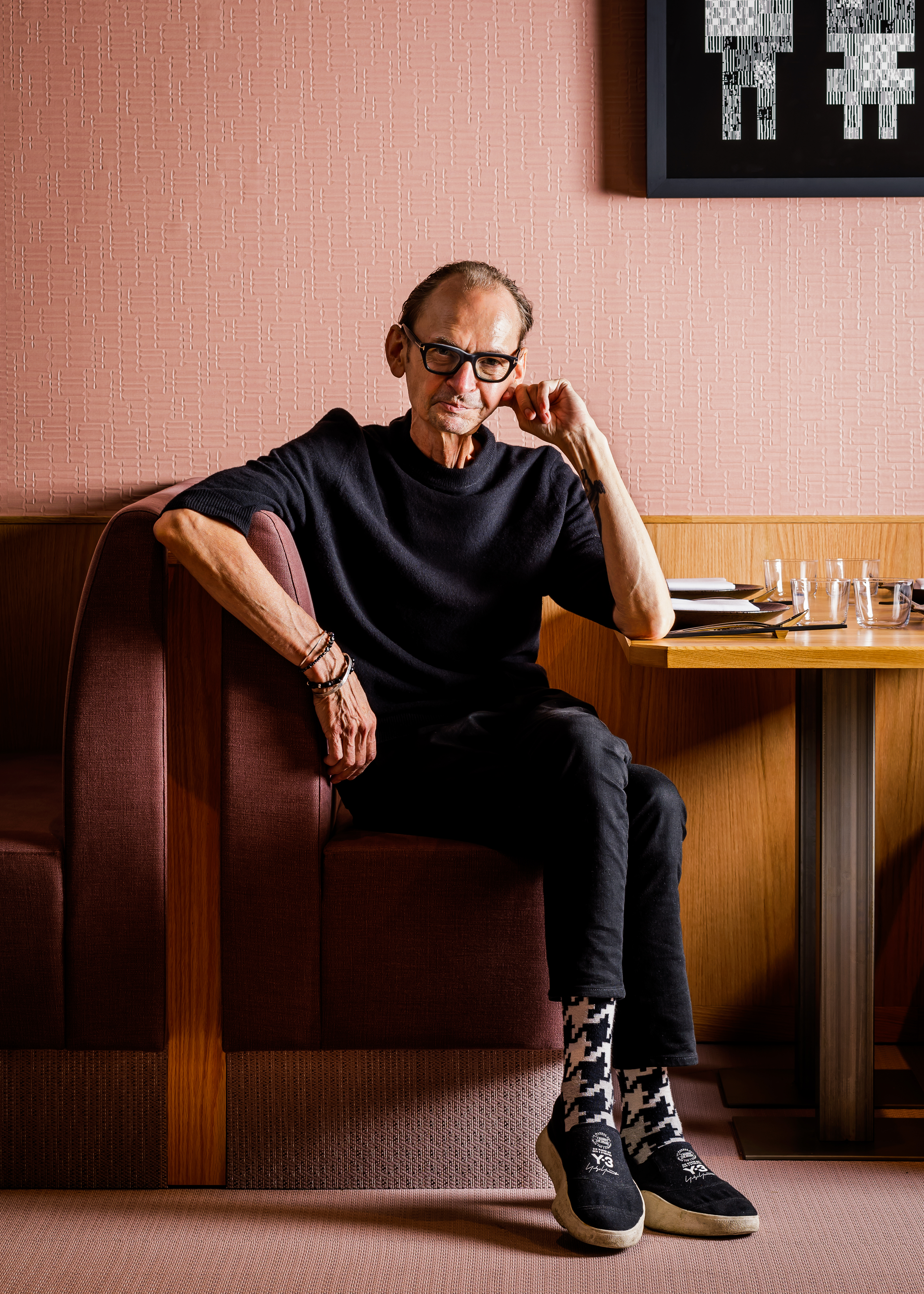 Erik Videgård som står i ett kök.