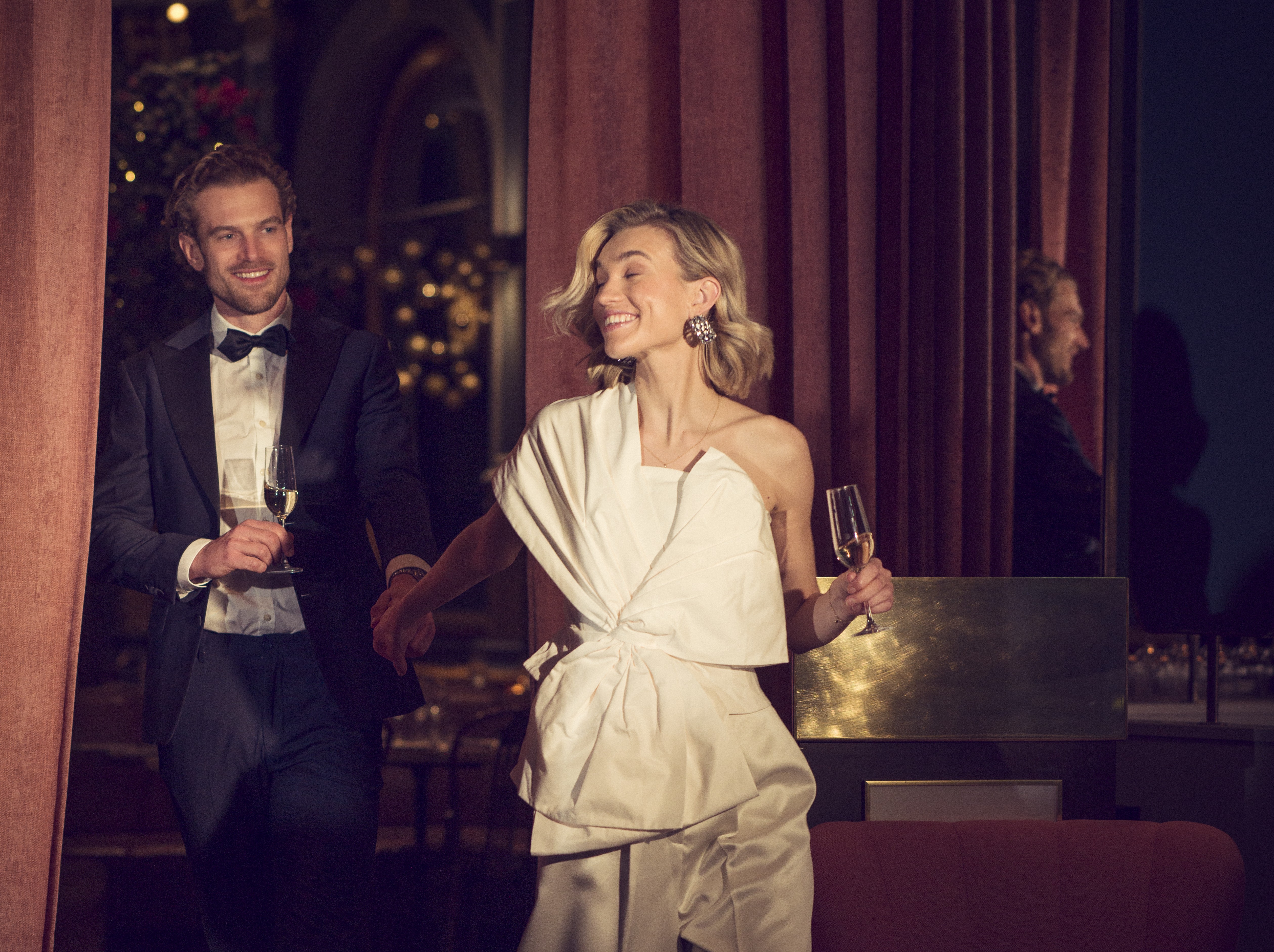 Festklädda människor som håller handen