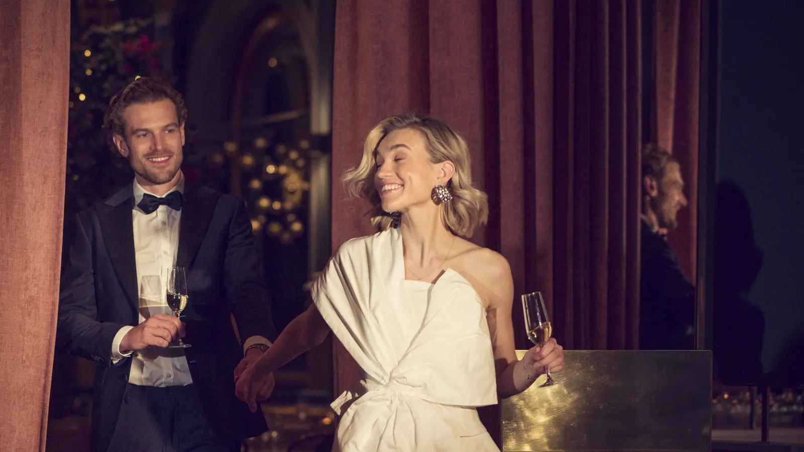 Festklädda människor som håller handen