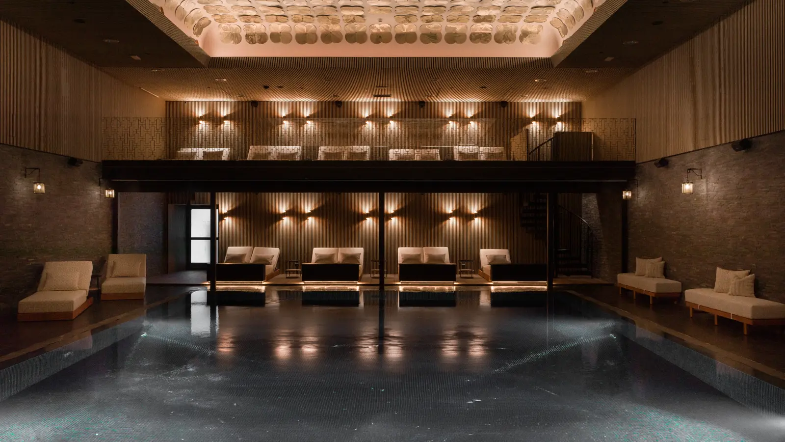 Inomhuspoolen på Vana Spa Saltsjöqvarn