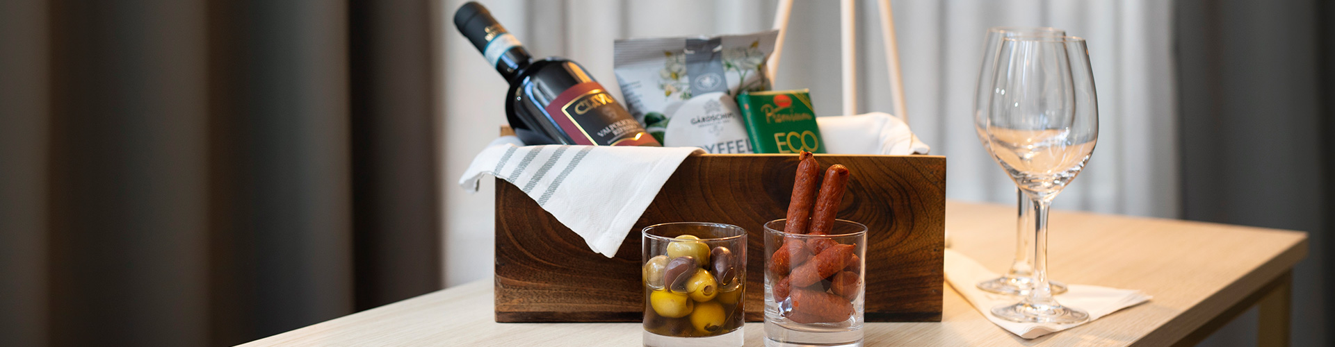 Delikatesslåda på hotellsäng