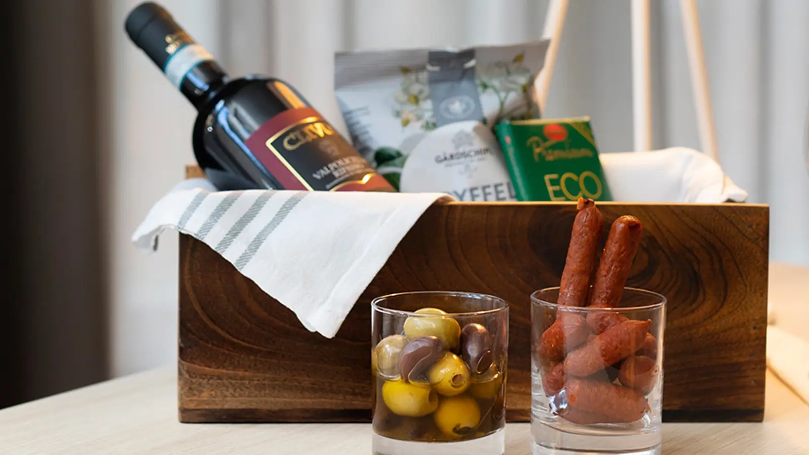 Delikatesslåda på hotellsäng