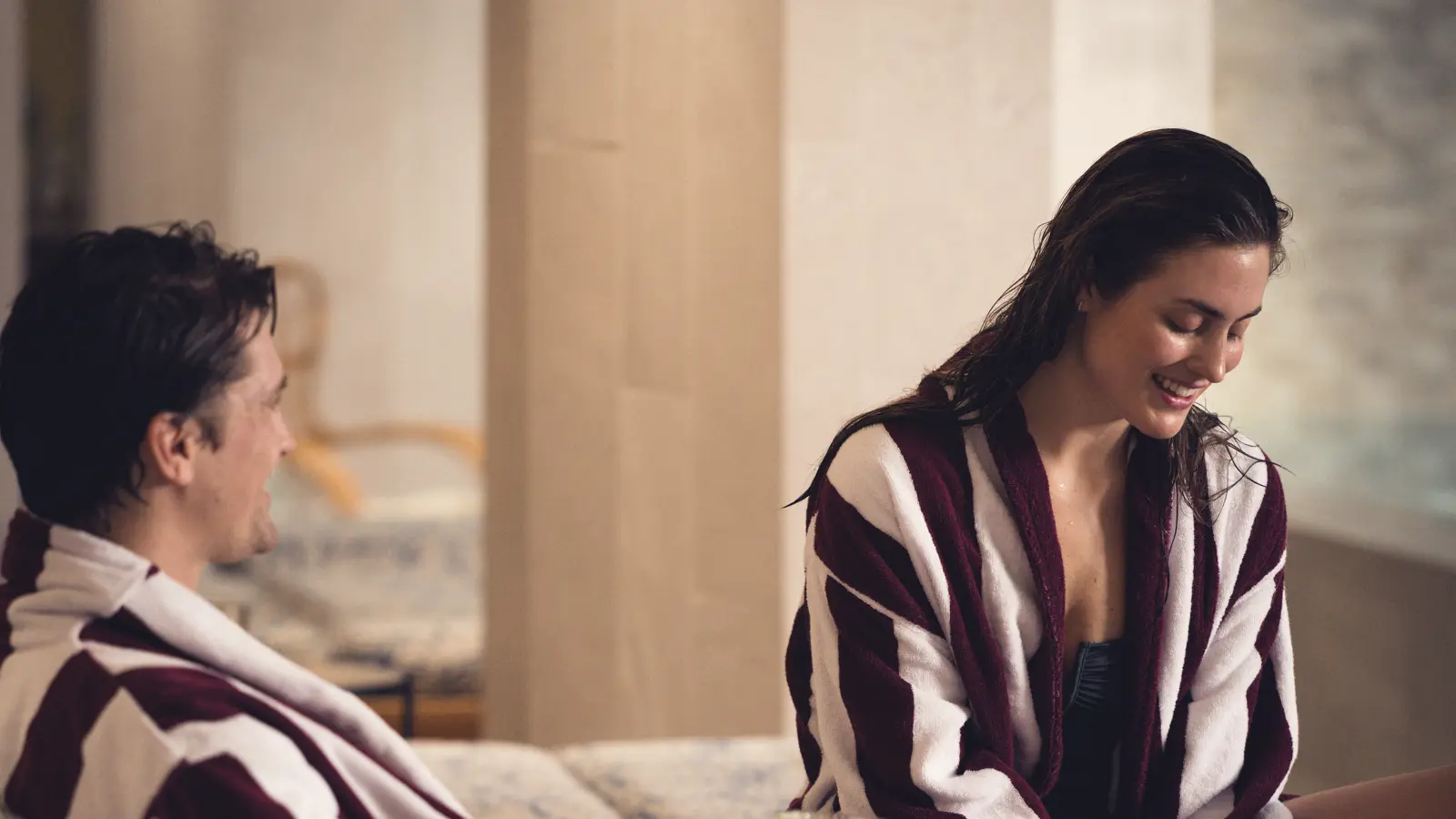 En man och kvinna i röd och vitrandinga morgonrockar