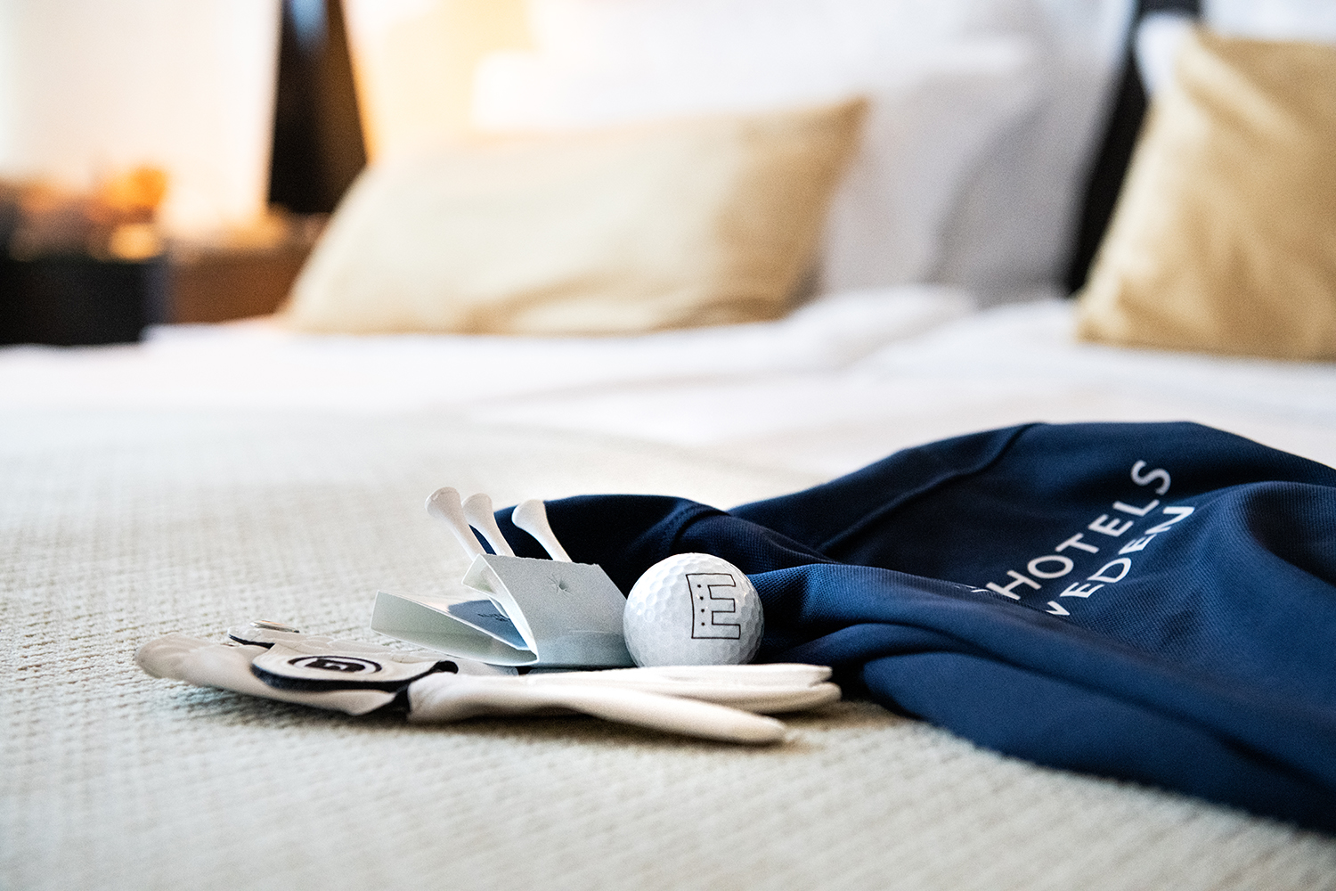 Golfutrustning liggandes på en säng.