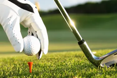 En tom golfbana med träd och vatten