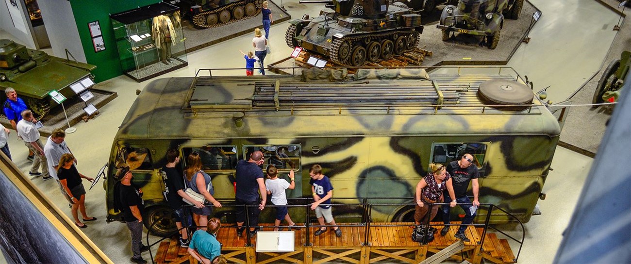 Personer som tittar in i ett militärfordon