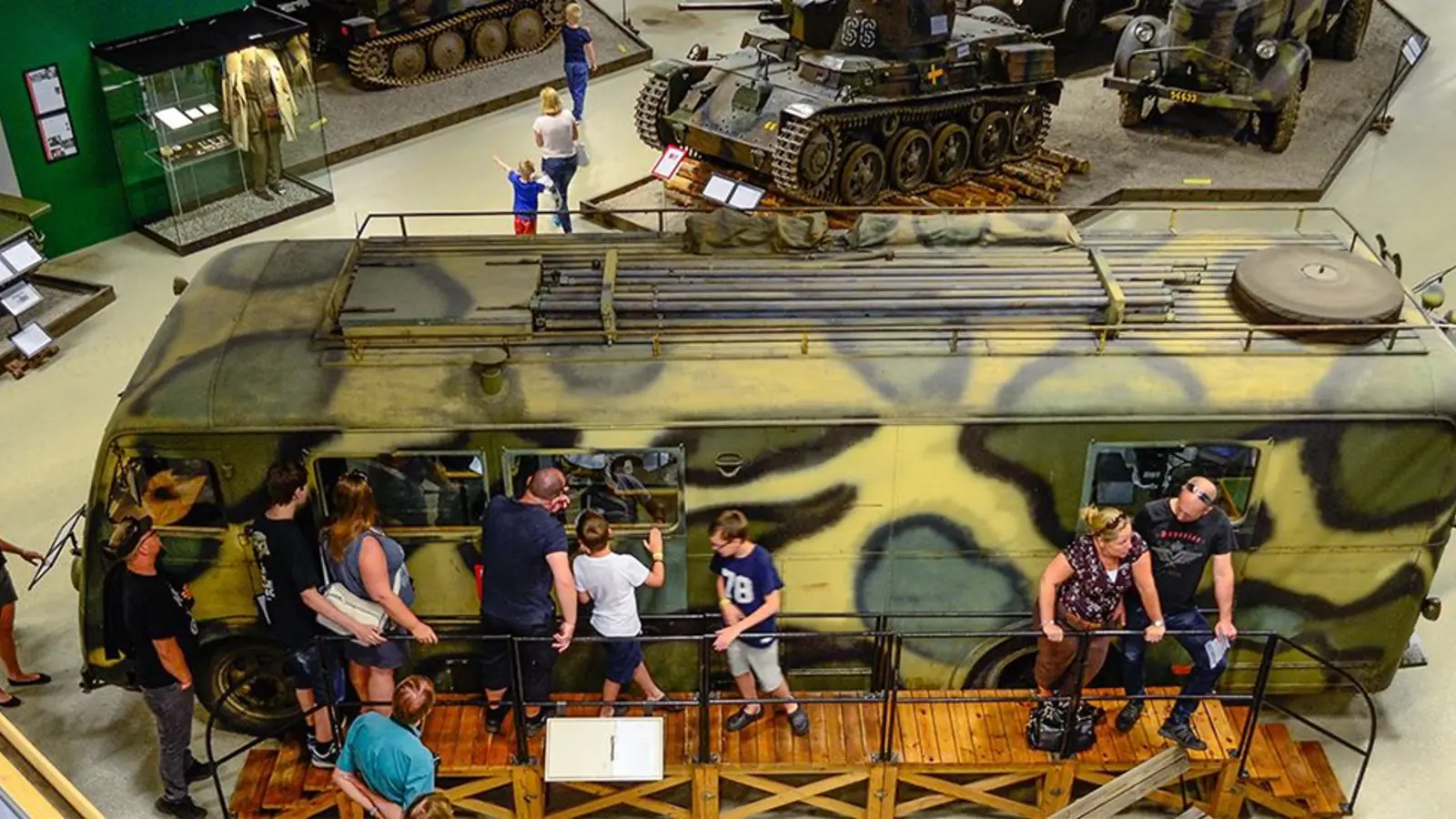 Personer som tittar in i ett militärfordon
