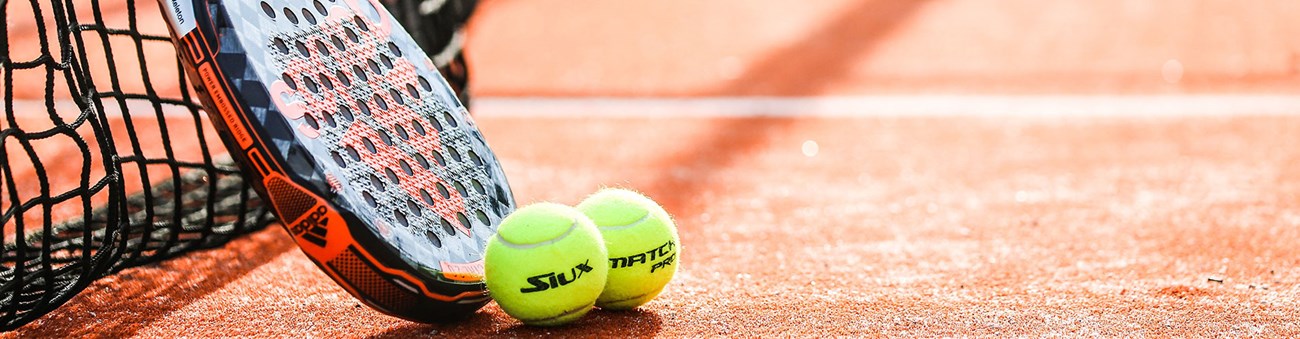 Padelracket och bollar